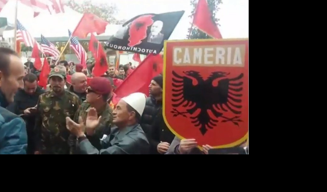 (VIDEO) INCIDENT NA GRČKO-ALBANSKOJ GRANICI! Albanci "živim lancem" sprečili Grke da održe parastos ubijenom zemljaku Kacifasu!
