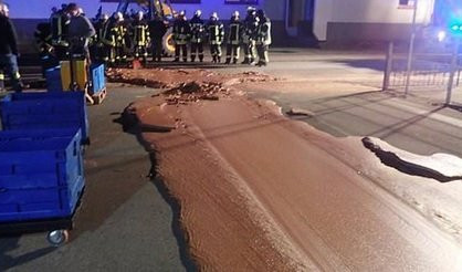 (FOTO) INCIDENT KOJI JE MNOGIMA SLOMIO SRCE!  Čokolada preplavila ulicu u  Nemačkoj, vatrogasci je lopatama skupljali!