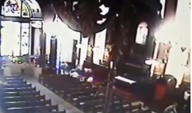 (UZNEMIRUJUĆI VIDEO) ULETEO U CRKVU I POČEO DA PUCA! Ubio petoro ljudi, a trenutak užasa snimljen je bezbednosnom kamerom