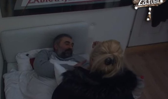 (VIDEO) MIKI, ŠTA TO RADIŠ? Đuričić ispipao Suzanu ispod pokrivača!