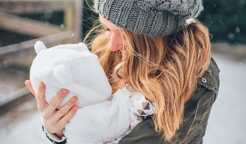 NEK IM NOSIĆ POCRVENI: Kako da znate da li je vašoj bebi dovoljno toplo?