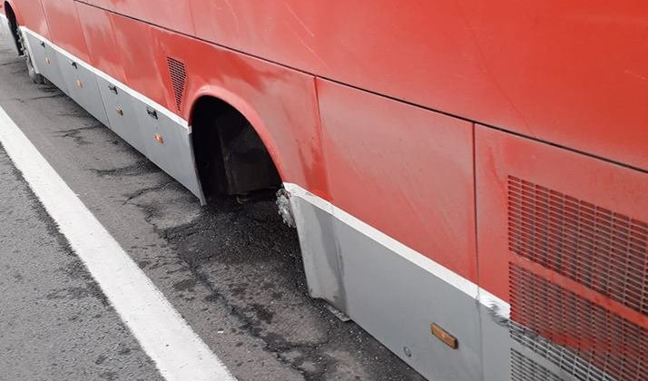 (FOTO) PRIJATELJU, JEL ONO NAŠ TOČAK?! Autobusu "Nišekspresa" tokom vožnje otpala dva točka