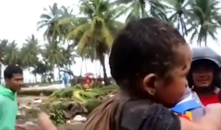 (VIDEO) ČUDO! PETOGODIŠNJI DEČAK IZVUČEN ISPOD RUŠEVINA U INDONEZIJI! I dalje na snazi upozorenje na cunami!