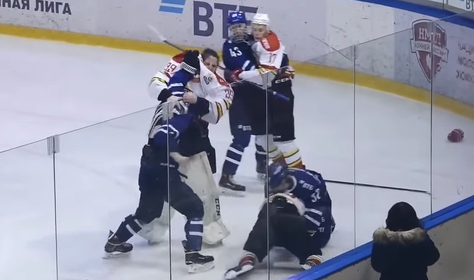(VIDEO) UDRI, NIJE TI GA MAJKA RODILA! Opšta tuča mladih ruskih i kineskih hokejaša!