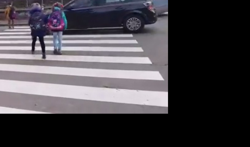 (VIDEO) STOKA BAHATA! Idiot za volanom umalo pregazio đake na pešačkom prelazu u Beogradu!