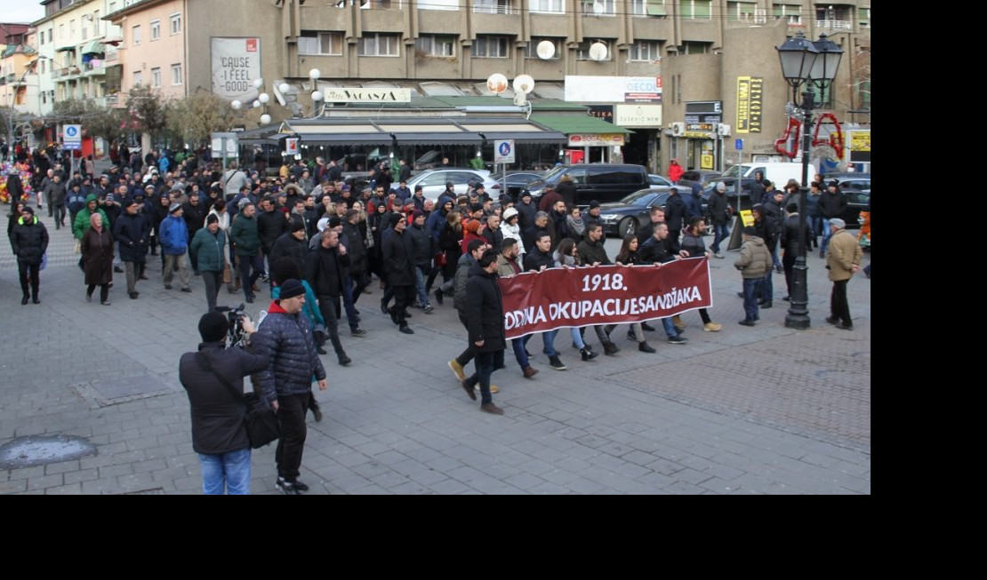 SRAMNA ŠETNJA U PAZARU! Više desetina aktivista SDA protestvovalo na ulicama