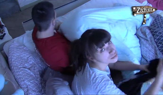 (VIDEO) POTPUNO ZABORAVILI NA KAMERE! Miljana i Zola PONOVO imali SEKS ISPOD POKRIVAČA!