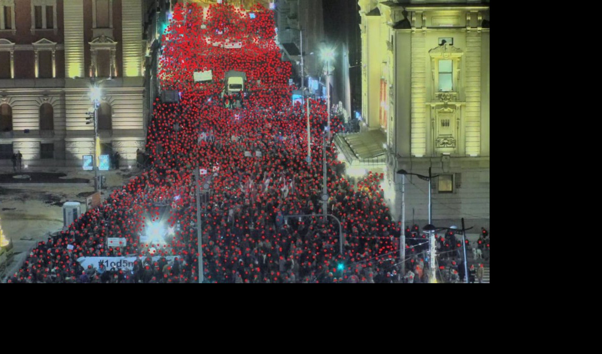 (FOTO) NEMA LAŽI, NEMA PREVARE! Svaki čovek na protestu označen je crvenom tačkom, PREBROJTE SAMI!