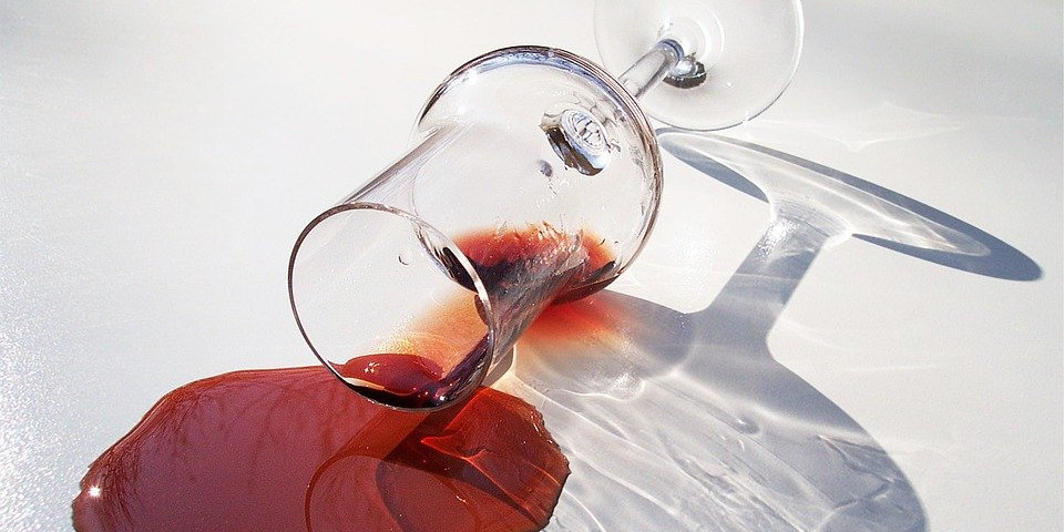 MOŽETE VI TO SAMI! Evo kako da očistite fleke od vina, čak i ako su se već osušile - caka je u brašnu!