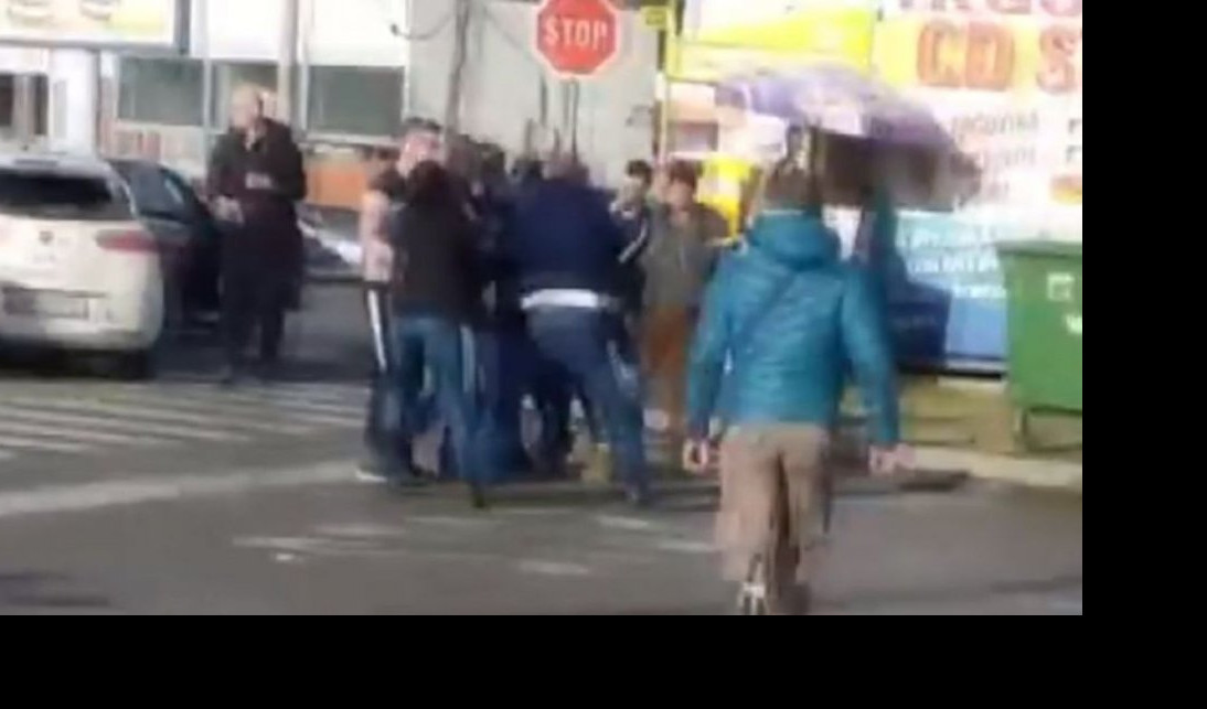(VIDEO) OPŠTA TUČA NA BOSANSKOJ GRANICI! Krenuo kolima PREKO REDA, ostali se pobunili, izašli iz automobila, ONDA JE POČEO HAOS!