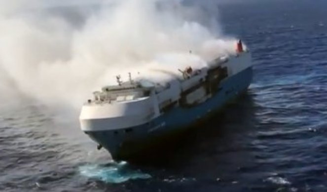 (VIDEO) PAKAO NA PACIFIKU: Nasred okeana gori teretni brod sa 3.500 automobila, NESTALO NAJMANJE PET MORNARA!