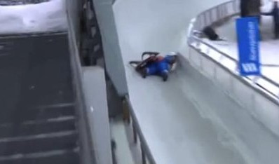 (VIDEO) UŽAS! RUSKINJA GLAVOM UDARILA U LEDENU OGRADU, u teškom stanju završila u bolnici