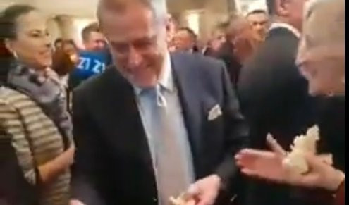 (VIDEO) NAMEŠTALJKA NA LOMLJENJU ČESNICE U ZAGREBU! Pogledajte kako je Bandić "preko veze" izvukao novčić za sreću!