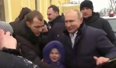 (VIDEO) NEŽNA STRANA NAJMOĆNIJEG NA PLANETI Devojčica neutešno plakala na Božić, a onda se pored nje zaustavio Putinov automobil...