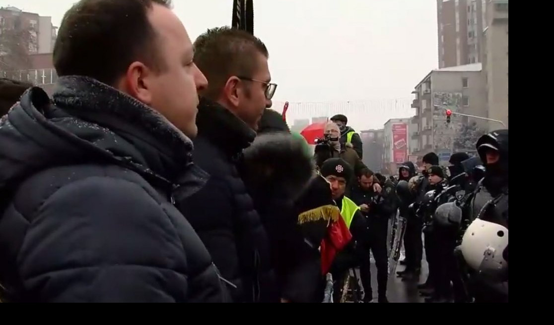(VIDEO) IZDAJNICI, PLAĆENICI, MAKEDONIJA JE MAKEDONIJA! Veliki protest ispred zgrade Sobranja zbog ustavnih promena!