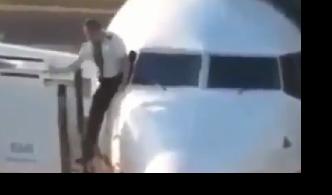 (VIDEO) DRAMA U LONDONU! Pilot pokušao da uđe u avion KROZ PROZOR!