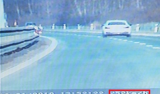 (FOTO) DIVLJAO BMW-om 250 NA SAT PO AUTO-PUTU! Presretači snimili ludačku vožnju Hrvata, kada su ga sustigli i VIDELI VOZAČKU usledio je JOŠ JEDAN ŠOK!