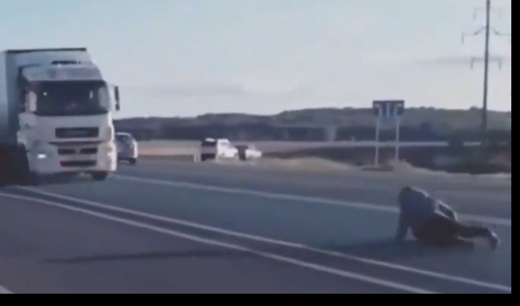 (VIDEO) JEZIVI IZAZOV! GLEDAO SMRTI U OČI bacajući se pod kamione u punoj brzini