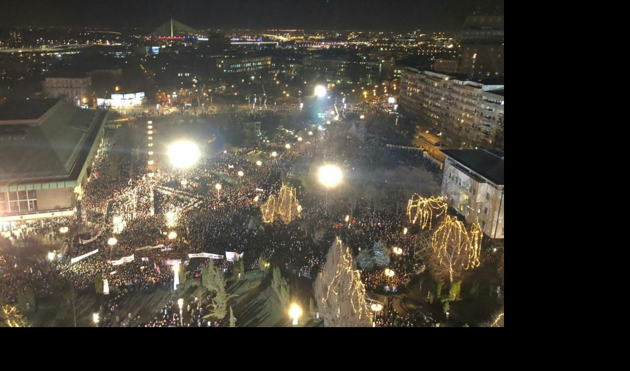 (VIDEO/FOTO) OVO JE SRBIJA! Pogledajte koliko ljudi se okupilo da pruži podršku VUČIĆU I PUTINU!