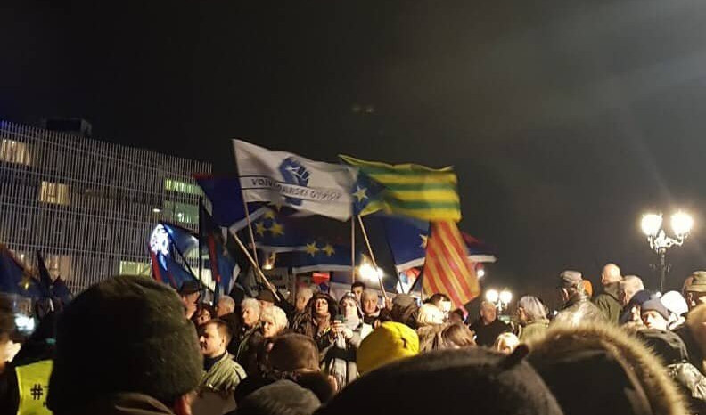 (FOTO) OPOZICIJA HOĆE NEZAVISNU VOJVODINU! Separatističke zastave na Đilasovom protestu u Novom Sadu!