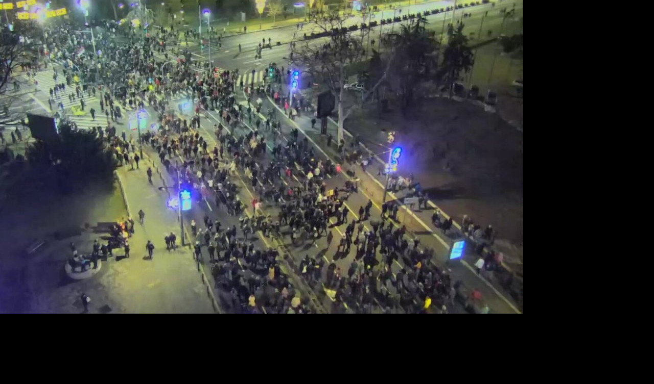 (FOTO) NOVI REKORD ĐILASOVIH PROTESTA! Toliko ih se okupilo u subotu uveče da ih je bilo NEMOGUĆE PREBROJATI!