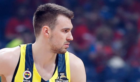 (VIDEO) GUDURIĆ PONOVO DOŽIVEO POVREDU! Srpski košarkaš hramljujući napustio teren!