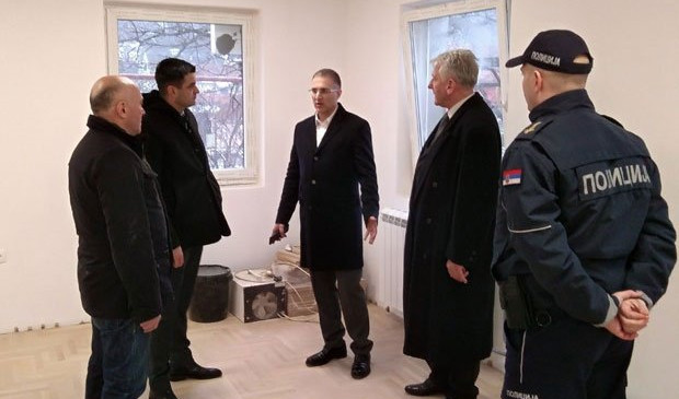 (FOTO) STEFANOVIĆ "BANUO" NENAJAVLJENO! Ministar u kontroli radova u policijskoj stanici Osečina!