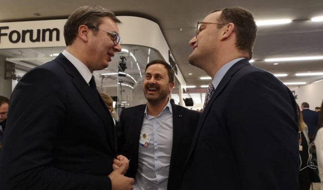 (FOTO) NA MARGINAMA EKONOMSKOG FORUMA U DAVOSU: Predsednik Vučić sa premijerom Luksemburga i nemačkim ministrom zdravlja