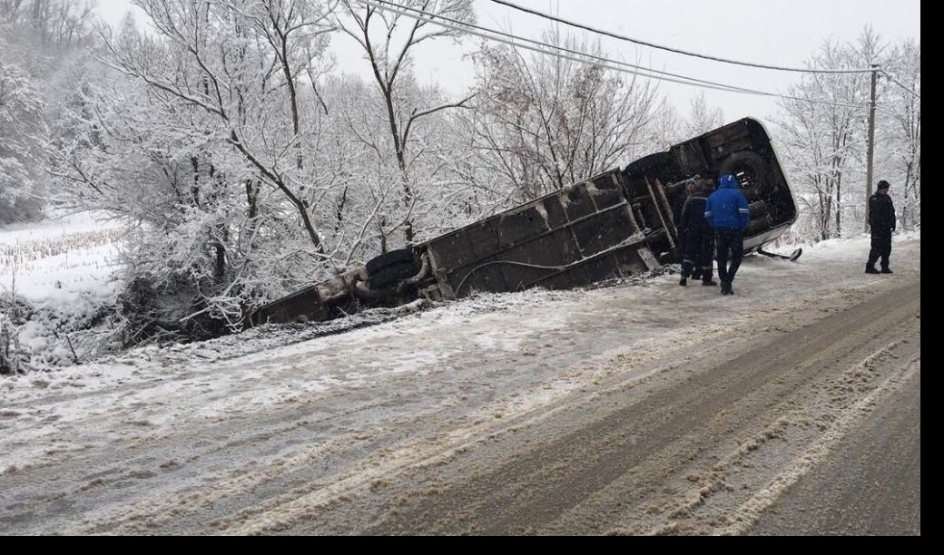 (FOTO) PREVRNUO SE AUTOBUS KOD LAZAREVCA, IMA POVREĐENIH! Vozač izgubio kontrolu zbog snega na putu!