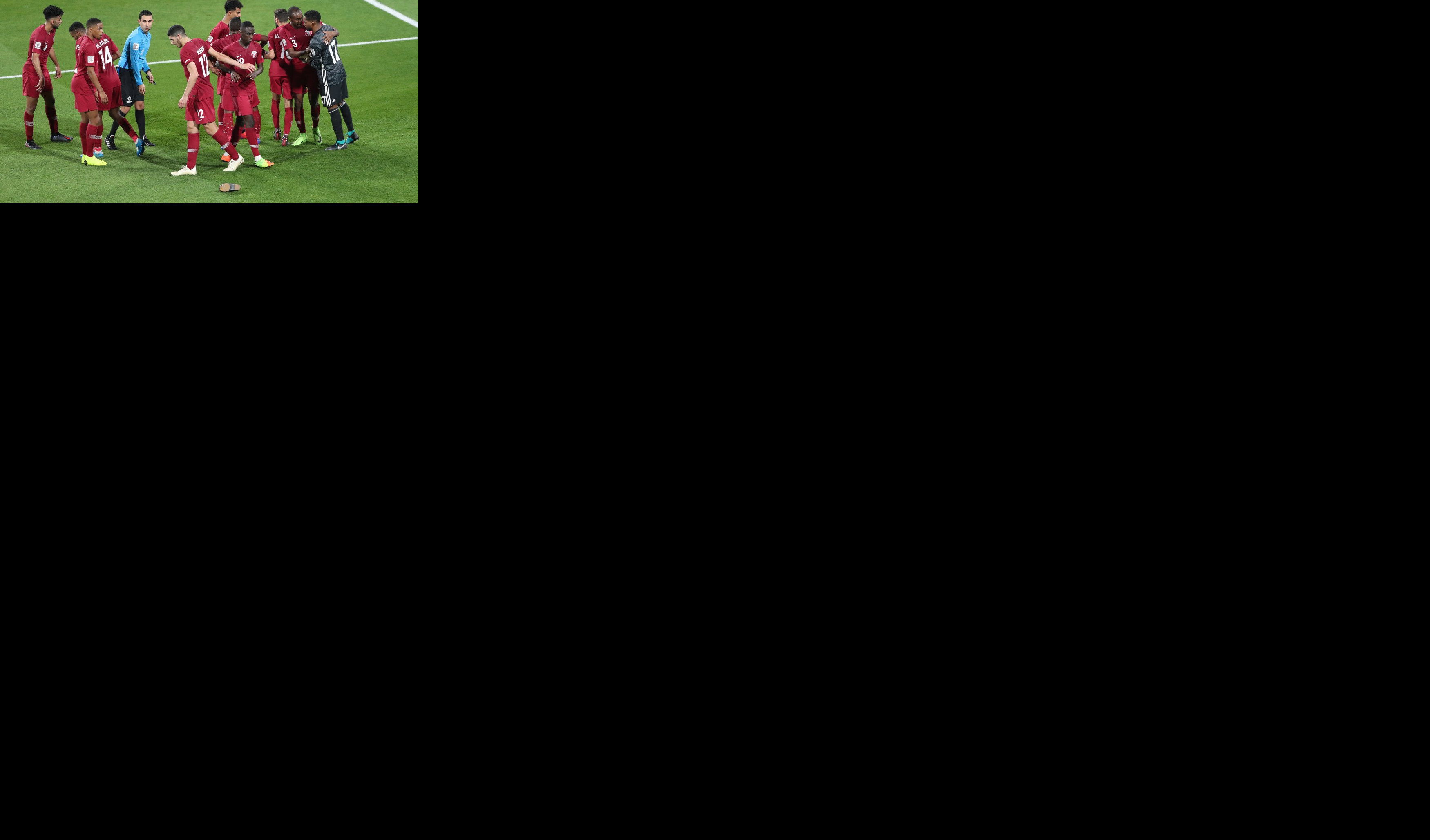 (VIDEO/FOTO) LETELE CIPELE NA SVE STRANE! Navijači UAE gađali igrače Katara, a tek da vidite reakciju golmana