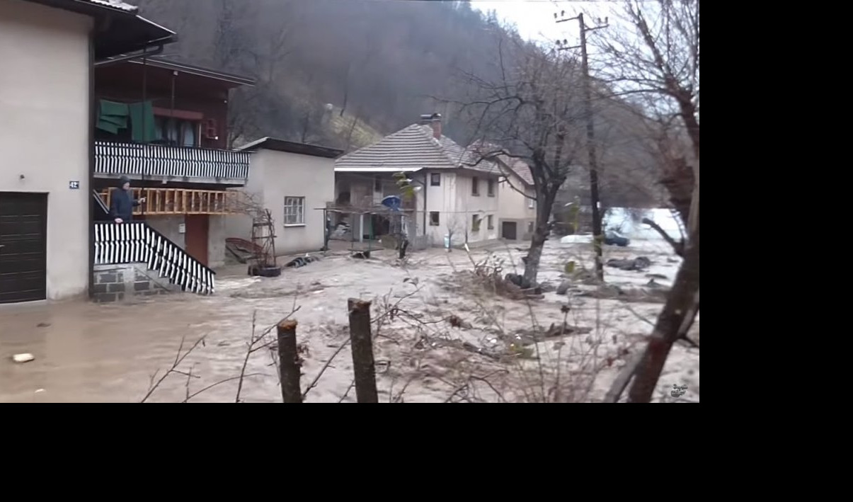 (FOTO/VIDEO) PODIVLJALE BUJICE NAPRAVILE HAOS U BOSNI! Reke se izlile zbog otopljenog  snega i nosile sve pred sobom! KRITIČNO U 4 OPŠTINE!