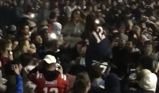 (VIDEO) OVAKVU TUČU NIKAD NISTE VIDELI! Devojke se pobile na ramenima momaka u slavlju navijača Nju Inglanda!