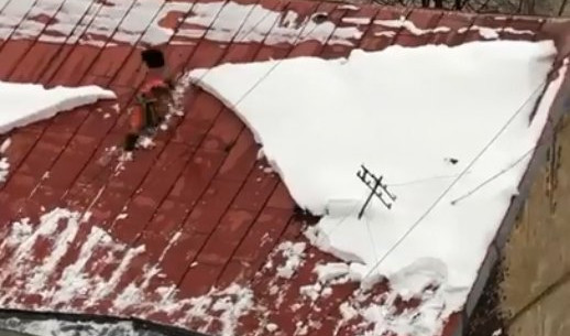 (VIDEO) UZNEMIRUJUĆI PRIZORI! Radnik pao sa zgrade dok je čistio sneg s krova!