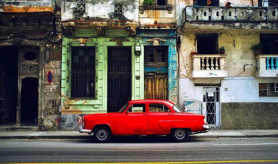 OLDTAJMER ULETEO MEĐU PEŠAKE! Tri osobe poginule, a najmanje 20 povređeno na Kubi