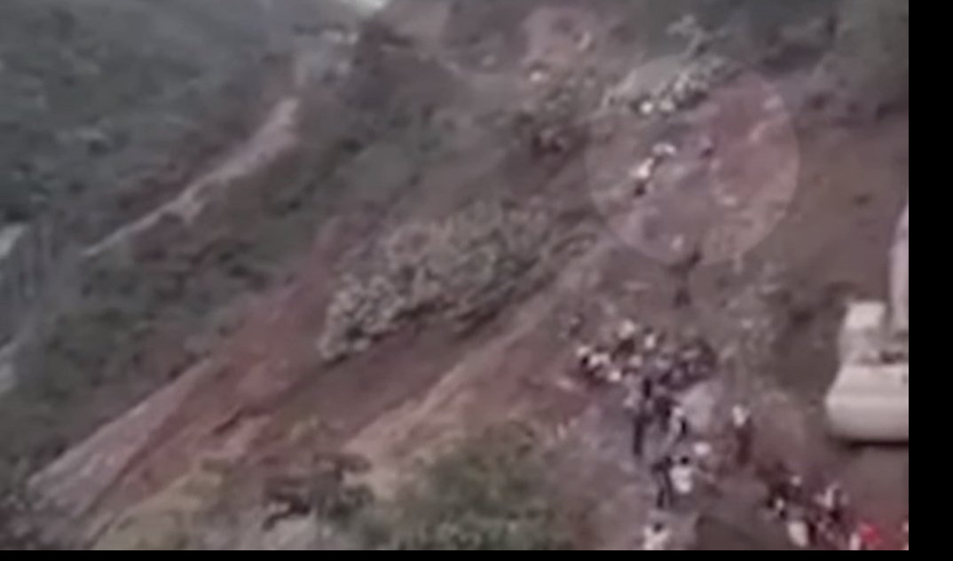 (VIDEO) LJUDI VRIŠTALI U PANICI! Odronilo se brdo, koje je odnelo 11 života!
