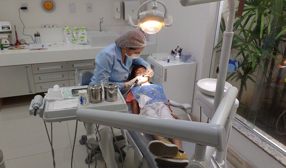 ALARMANTNI PODACI: U Srbiji SVE VIŠE KREZUBE DECE, svaki đak ima bar dva kvarna zuba!