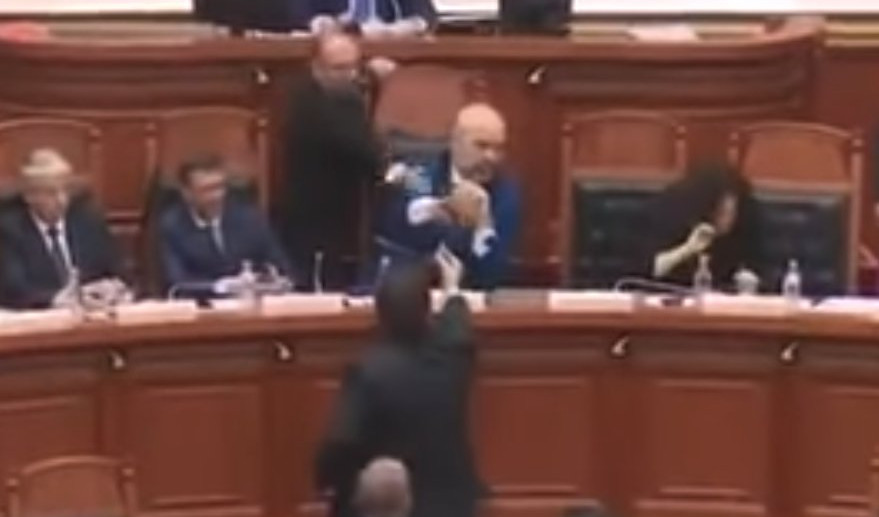 (VIDEO) INCIDENT! EDIJA RAMU POLILI BOJOM: Premijer Albanije posle jaja u glavu dobio FARBU U LICE!