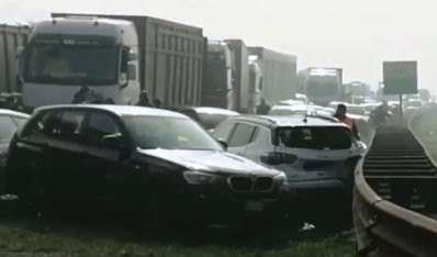 (VIDEO) HAOS U ITALIJI: Više od 80 vozila slupano u lančanim sudarima!