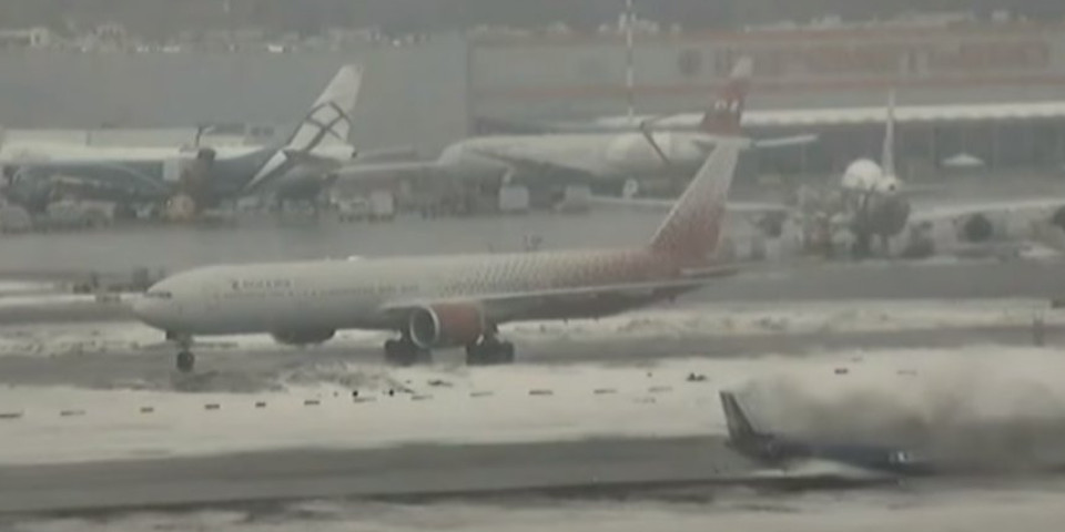 (VIDEO) ČUDO NA ŠEREMETJEVU! Avion skliznuo sa piste u Moskvi i nekako ostao - NETAKNUT!