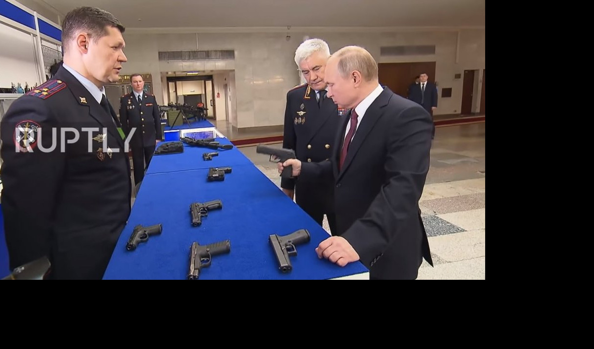 (VIDEO) PUTIN SE POIGRAO NOVIM RUSKIM VOJNIM PIŠOLJEM: Jednom KGB, uvek KGB - OBUKA JE BILA VRHUNSKA!