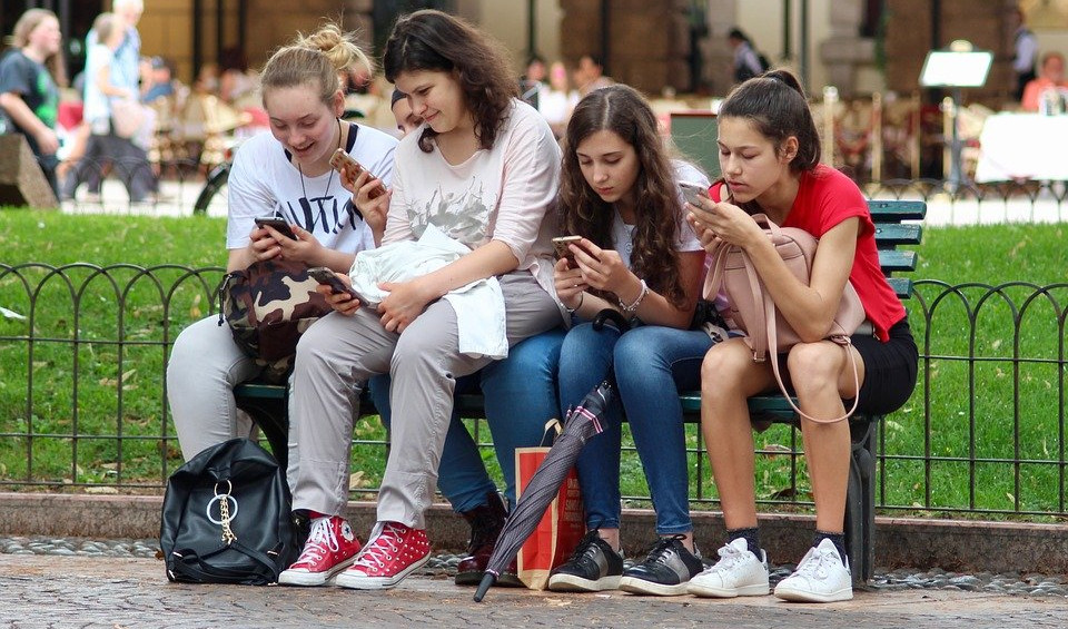 DA LI STE ČULI ZA NOMOFOBIJU? Mladi postaju anksiozni i na samu pomisao da su izgubili telefon!