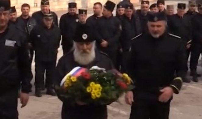 (VIDEO) POSTROJAVANJE "ČETNIKA" IZAZVALO BES BOŠNJAKA: Pripadnici Ravnogorskog pokreta položili vence na spomenik generalu Mihajloviću!