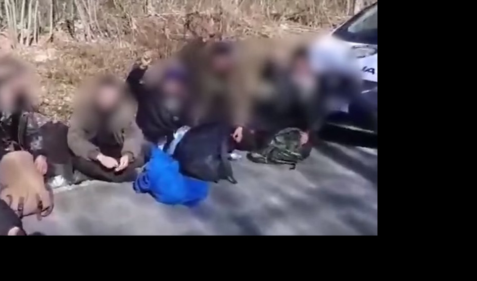 (VIDEO) SKANDAL U HRVATSKOJ! Policajac TERAO MIGRANTE da pevaju Dinamu!