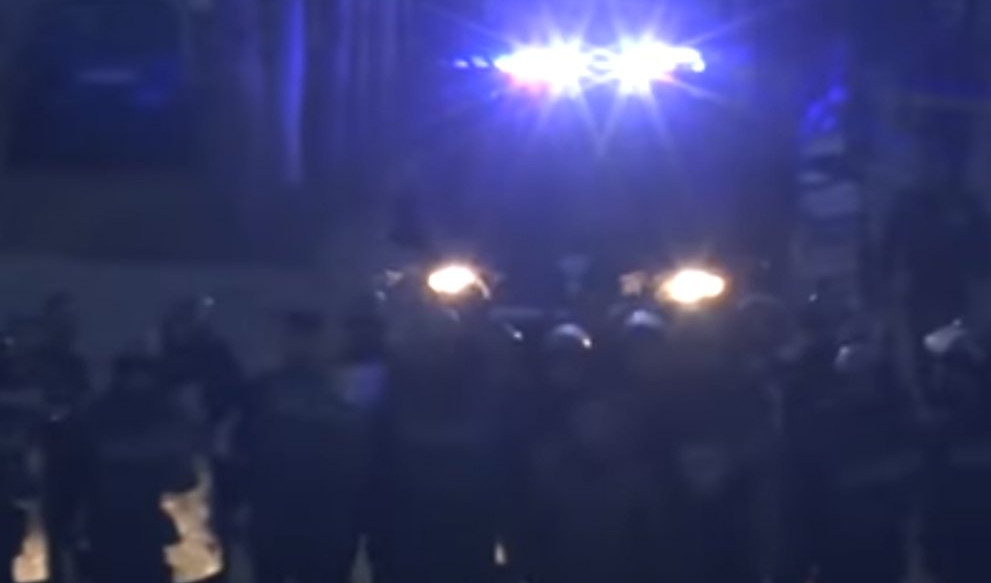 (VIDEO) UŽAS U KRUŠEVCU! Tuča dve frakcije Partizanovih navijača! Štangle, kamenice, oštećeni automobili...