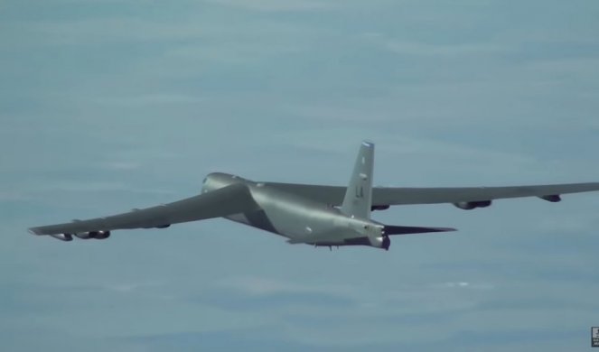 (VIDEO) AMERIČKI BOMBARDER KRENUO KA RUSKOJ GRANICI! SAD prebacile 3 aviona B-52 u Evropu, jedan ušao u zonu ruske PVO!