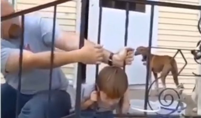 (VIDEO) ULAZ BESPLATAN; IZLAZ NIJE! Dete zaglavilo glavu u ogradu, otac u drami!