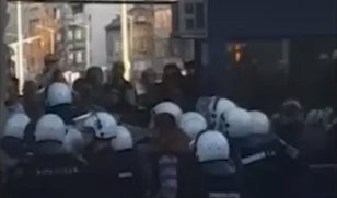 (VIDEO) LETELE KAMENICE I FLAŠE! Pogledajte napad pristalica opozicije na policajce ispred PU "29. novembar"