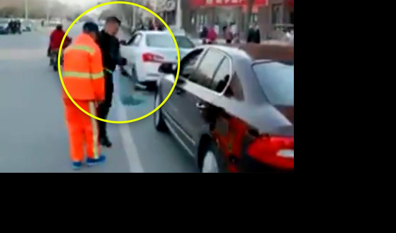 (VIDEO) ĐUBRE ZA ĐUBRE: Prolaznik metlom naučio bahatog vozača pameti!