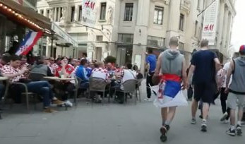 (VIDEO) "UBIJ SRBINA"! Ušetao sa zastavom Srbije među navijače Hrvatske, policija ga jedva odbranila!