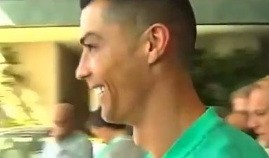 (VIDEO) ZAR NEMAŠ DRES JUVENTUSA? Ronaldo se našalio sa navijačem Reala!